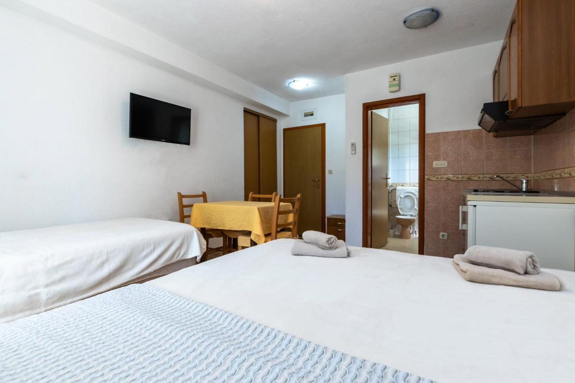 Apartments Dino Kaštela Buitenkant foto